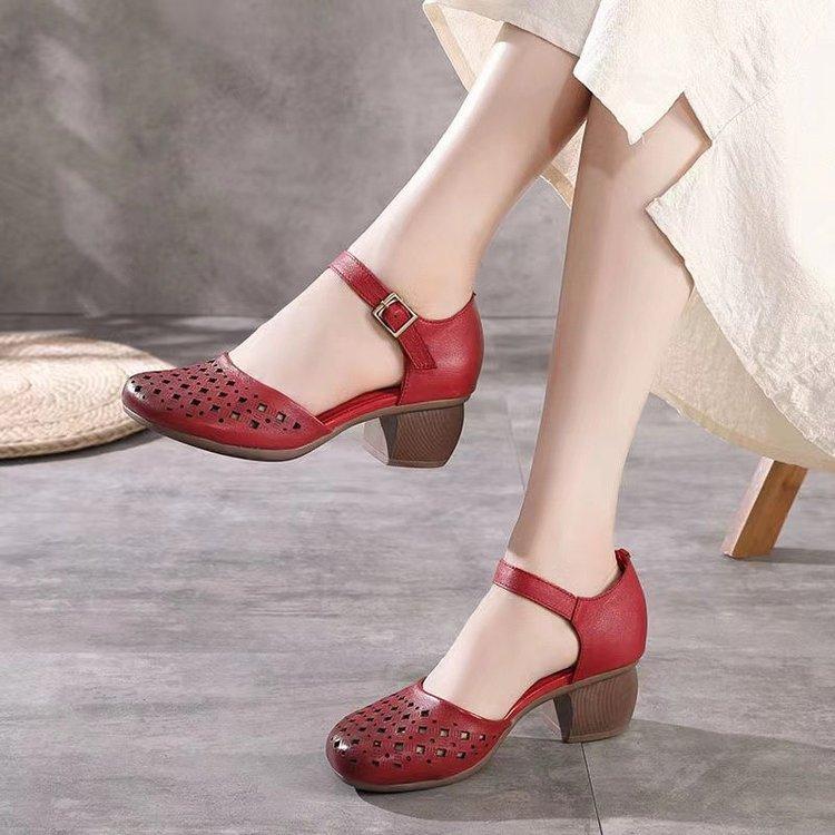 Baotou sandali con tacco spesso romano cavo da donna, estate 2024, nuovi sandali con tacco spesso, superficie in pelle, retrò, testa rotonda cava, scarpe da mamma