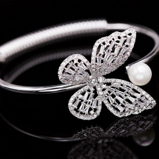 

2023 Vintage Gold & Silver Floral Cutout Chrysanthemum Mother-of-Pearl Snake-Shaped Women s Bracelet