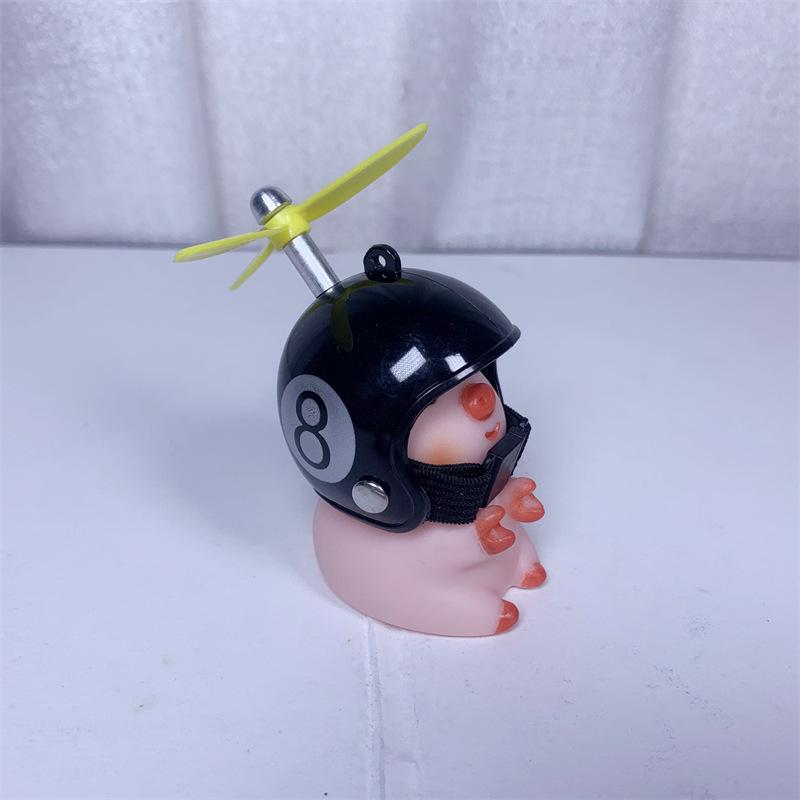 Mini Helm Ferkel Auto Ornamente Niedliches Kleines Rosa Ferkel Mit Helm Propeller Auto Dekor Rennrad Motorrad Dekoration 2023