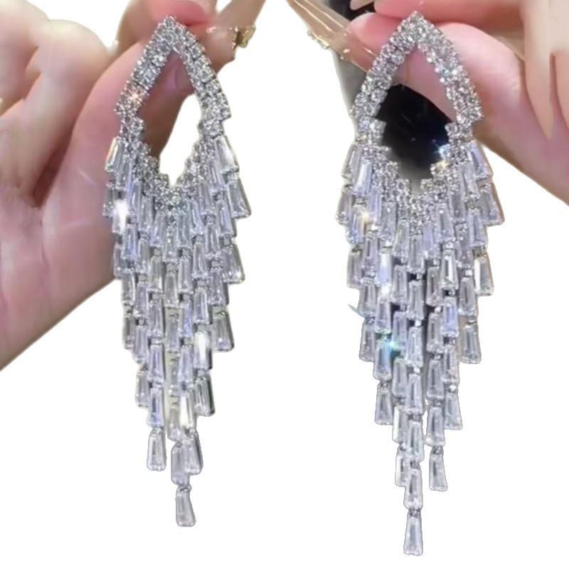 Boucles d'oreilles à pampilles géométriques Argentées: Boucles d'oreilles Clous Luxueuses en Zircon avec une Touche Tendance pour Femmes.