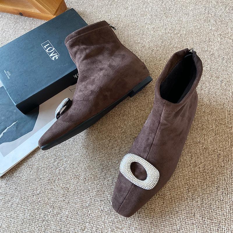 

8071-2 Сяосянфэн черные стразы внутренняя танкетка короткие ботинки женская обувь 2025 осень и зима тонкие эластичные тонкие ботинки 39 коричневый