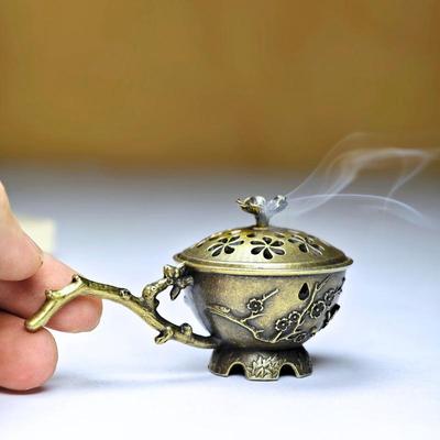 Handgehaltener Pflaumenblüten-Räucherstäbchenhalter Vintage Zinklegierung Hohlgeschnitzt Räucherstäbchenhalter Mit Deckel Aromatherapie-Dekoration