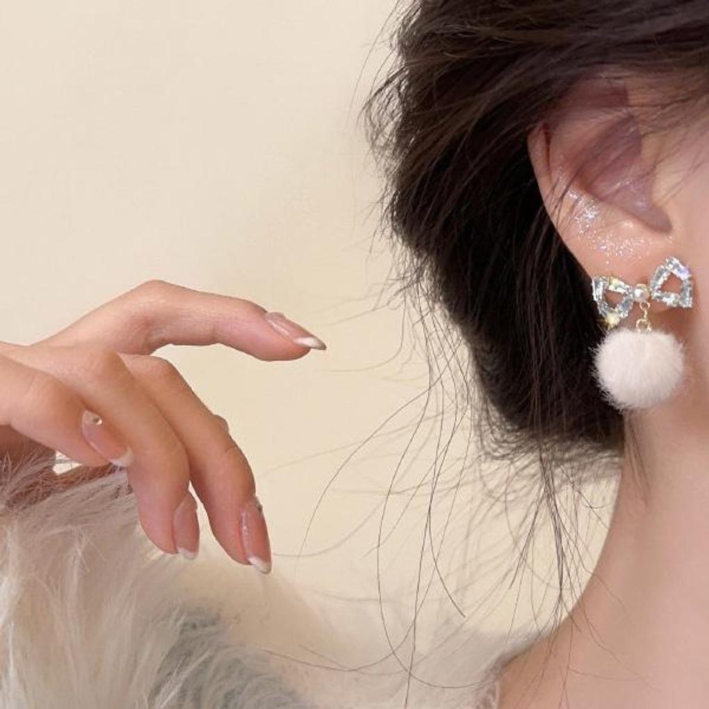 

Women s Snowflake Drop Shine Earrings [Silver Needle] single