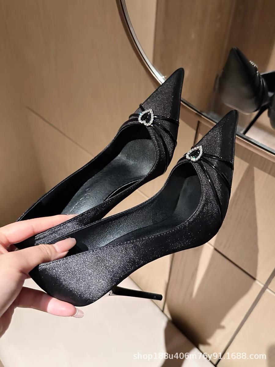 

[Spot] Black high heels spring and autumn thin heels pointed love rhinestone temperament French with skirt single shoes 40