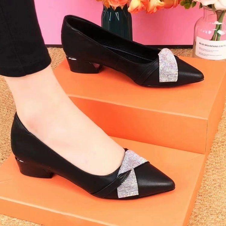 

Женские туфли со стразами, осень 2025, новые матовые кожаные туфли небольшого размера, средний каблук, острый каблук, темперамент, женская обувь для работы и учебы 35 чёрный