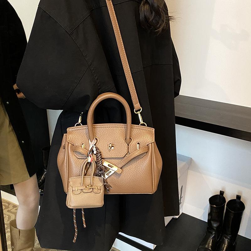 Bag Women's New Shoulder Messenger Bag Fashionable Versatile Handbag