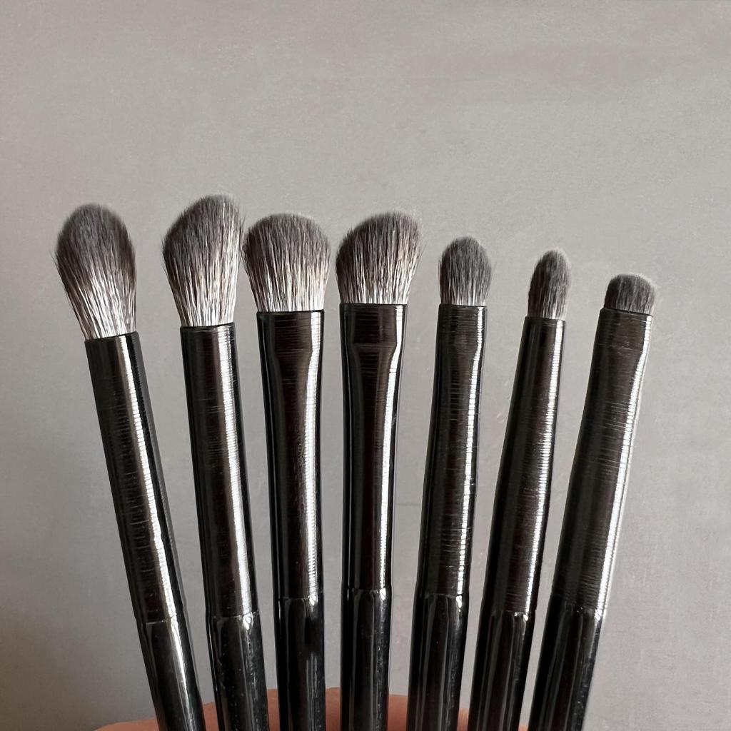 Kleines rundes Lidschatten-, Nasenkontur- und Highlight-Pinselset mit abgeschrägtem Konturpinsel