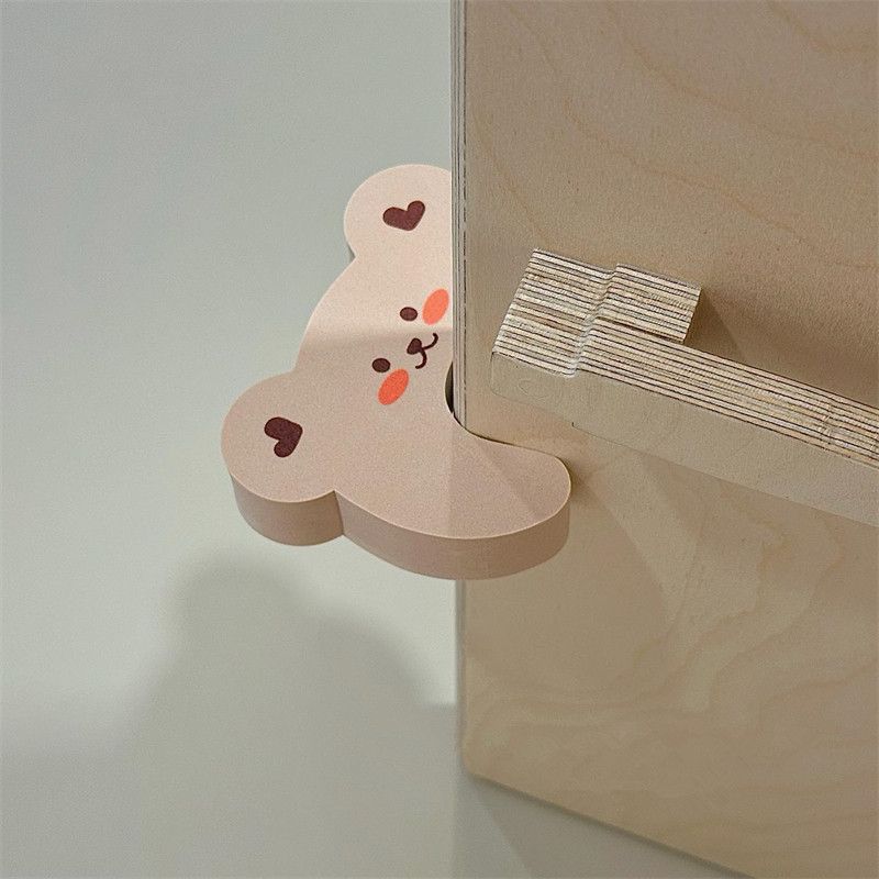 Pet leave the door, close the door automatically, enter and exit room freely, door stall is cute, cartoon door stall,