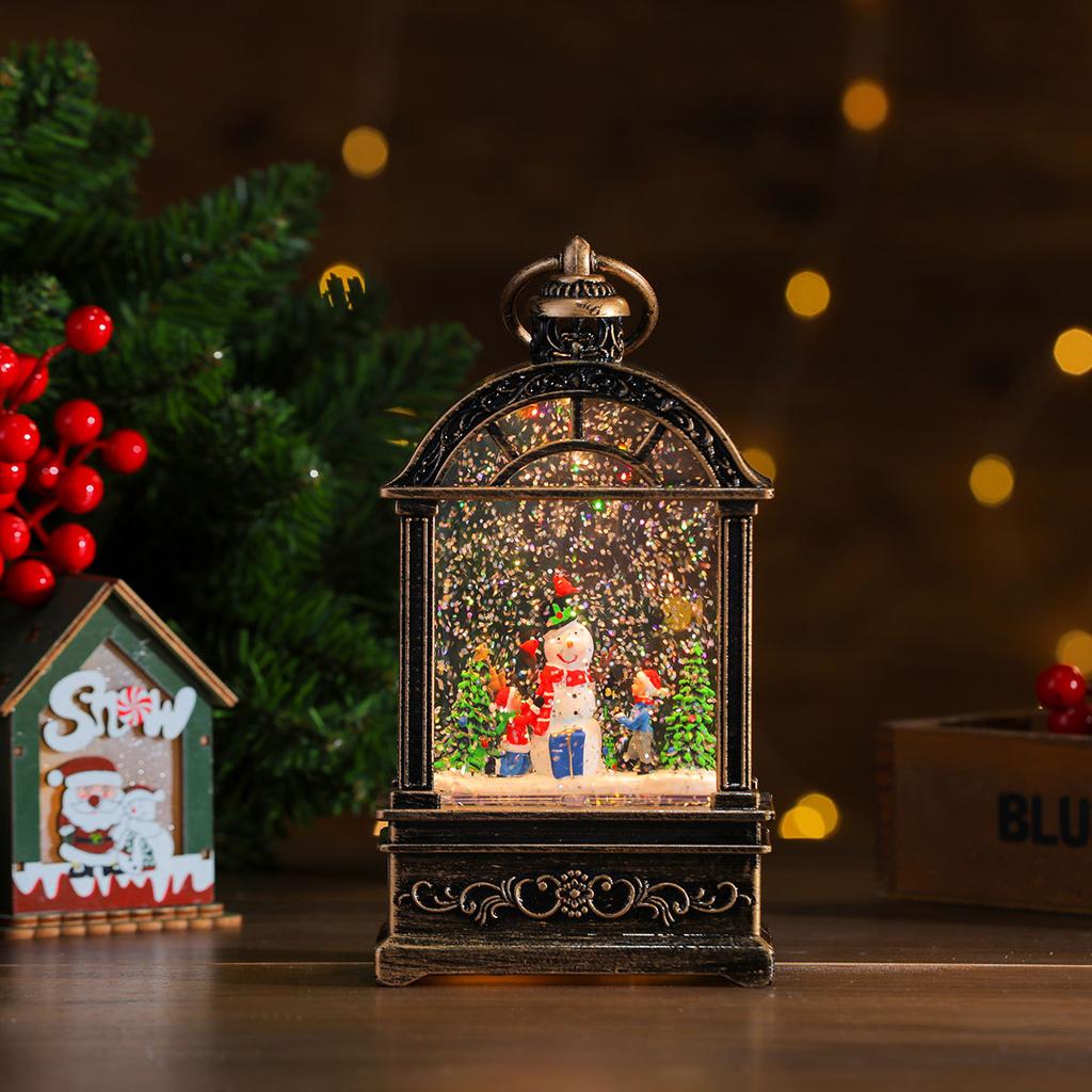 O varietate de apă de Crăciun umplută cu ornamente muzicale, cabine telefonice, lămpi cu ulei, lumini de vânt, decorațiuni de Crăciun, cadouri de Crăciun