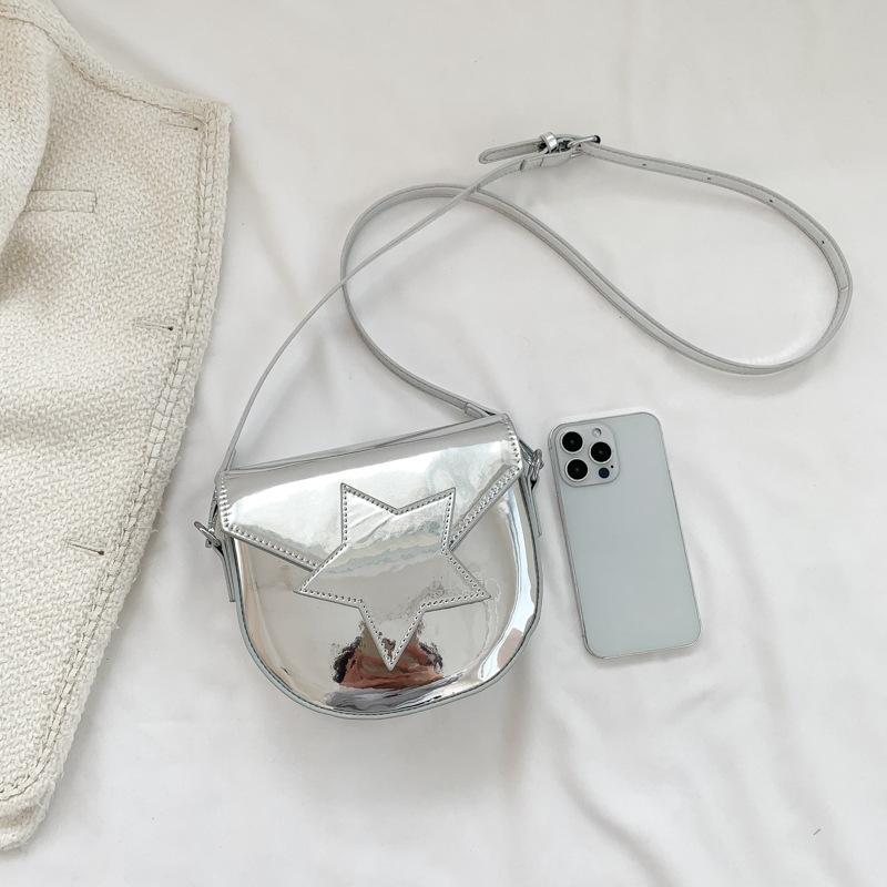 Le sac populaire de cette année nouveau 2025 couleur bonbon Mori style étranger à une épaule personnalité oblique femmes visage lumineux sac selle