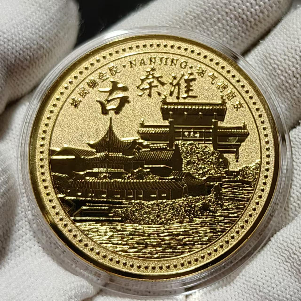 

Золотые монеты Нанкина: Гора Нюшоу, храм Конфуция, музыкальная платформа и музейный мемориал 50*3mm