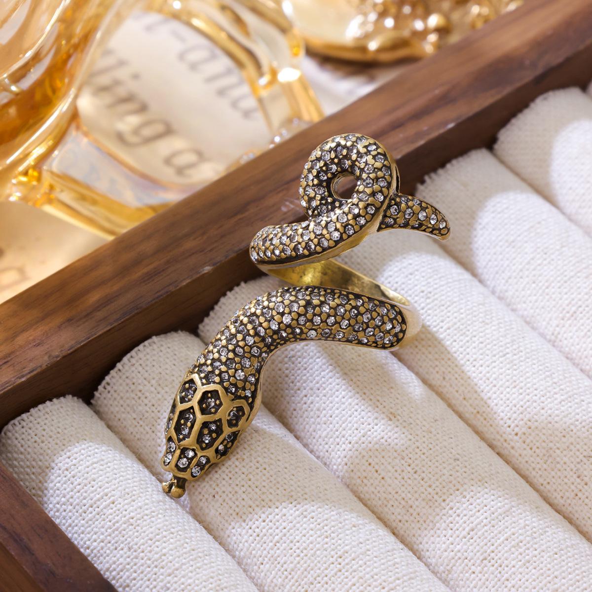 

Vintage Studded Snake Ring With A Niche Design Heavy-duty Quality Sense Of Luxury