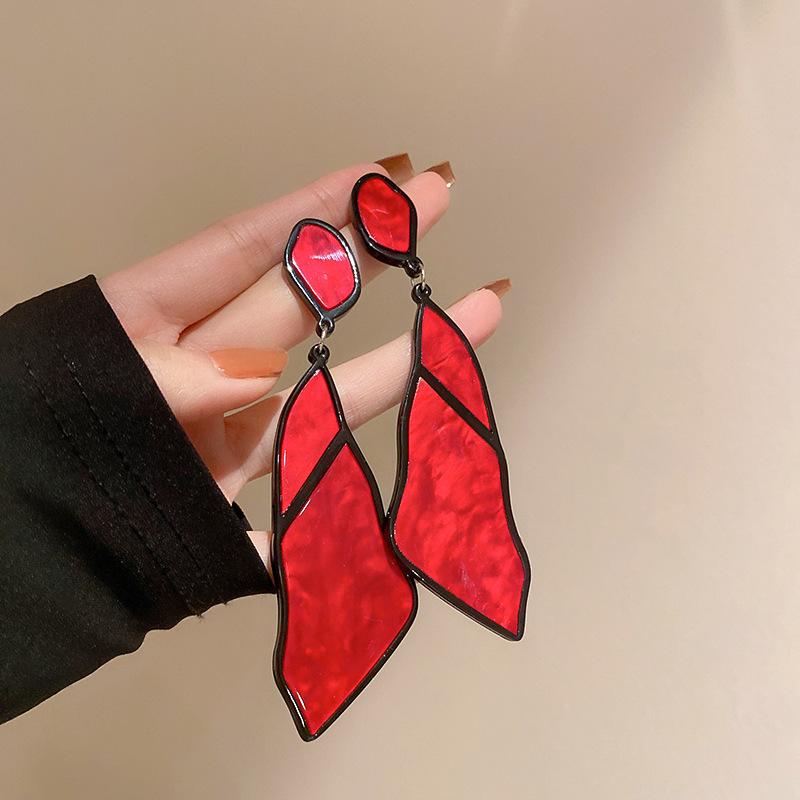 

Модные серьги-подвески для женщин красный