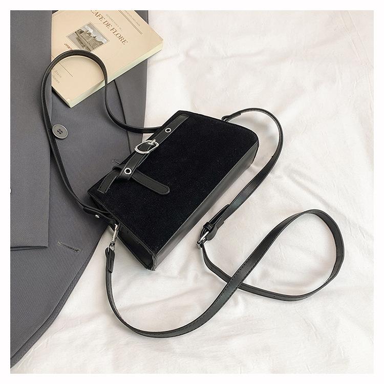 

Корейская версия простой матовой большой сумки под мышкой, женская новая модная сумка через плечо для通勤, универсальная, нишевый дизайн, сумка-мессенджер чёрный