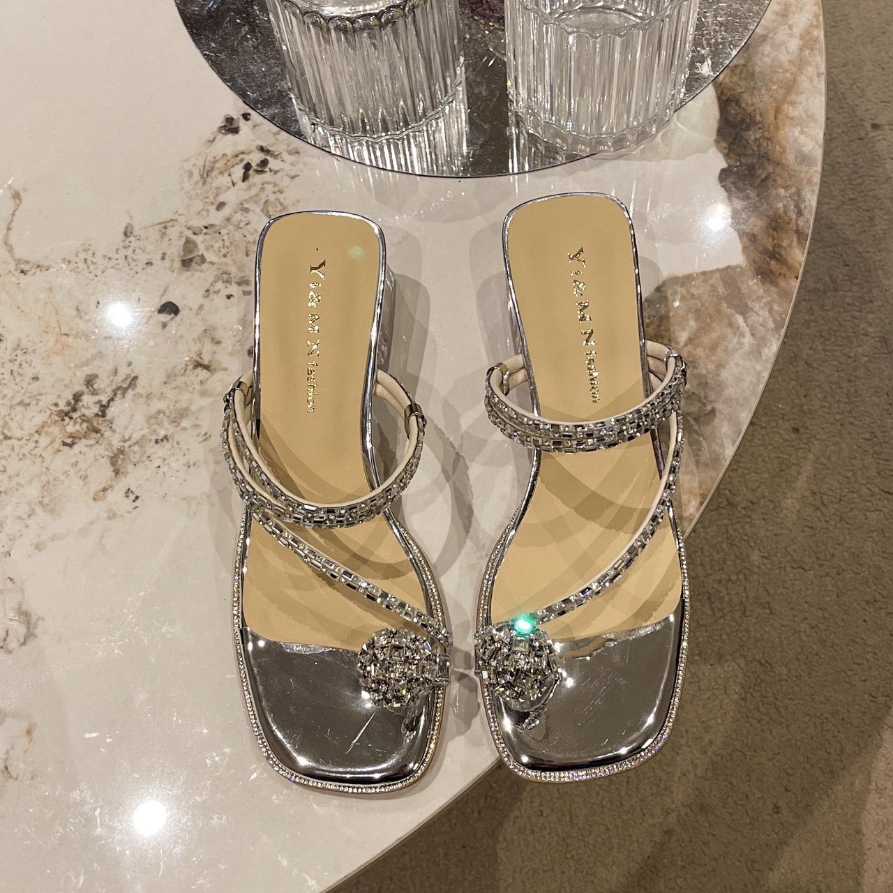 

French thick-heeled sandals women s outer wear 2025 summer new pigeon egg rhinestone cool slippers versatile toe Roman sandals 40 серебряный
