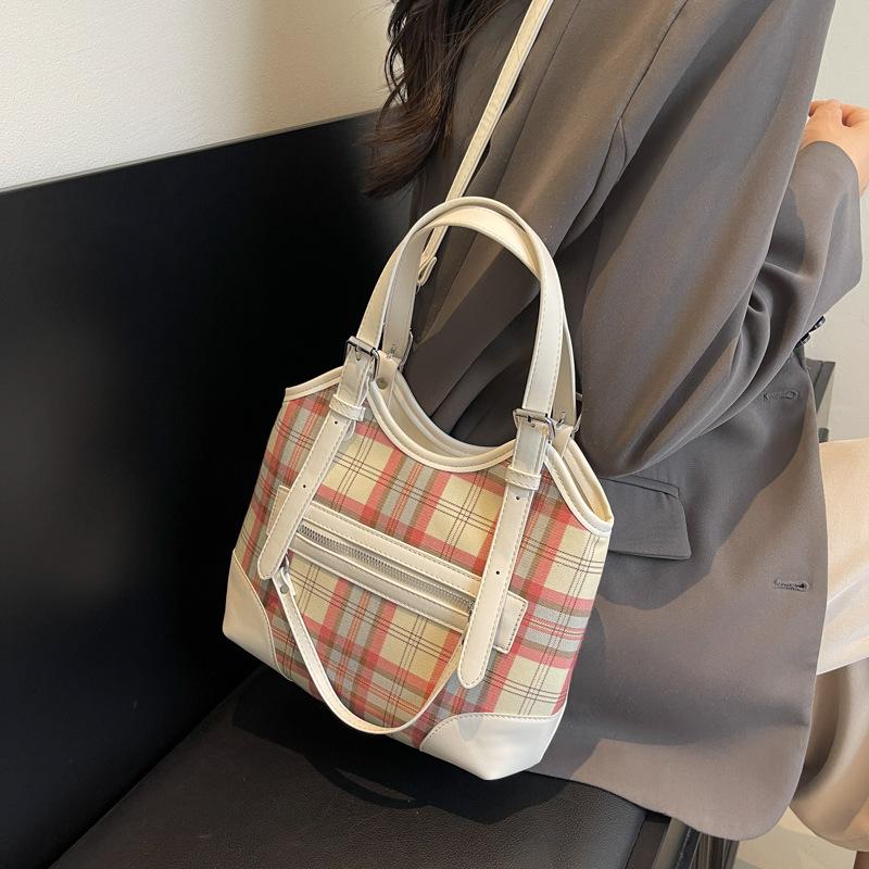 Korean version of niche design college style underarm bag women's 2025 trendy new plaid commuter bag large-capacity shoulder bag