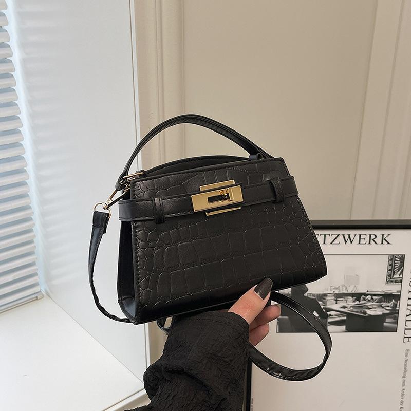 

Модный темпераментная портативная маленькая сумка женская 2025 новая на плечо сумка-мессенджер высокое чувство нишевая деловая маленькая квадратная сумка чёрный