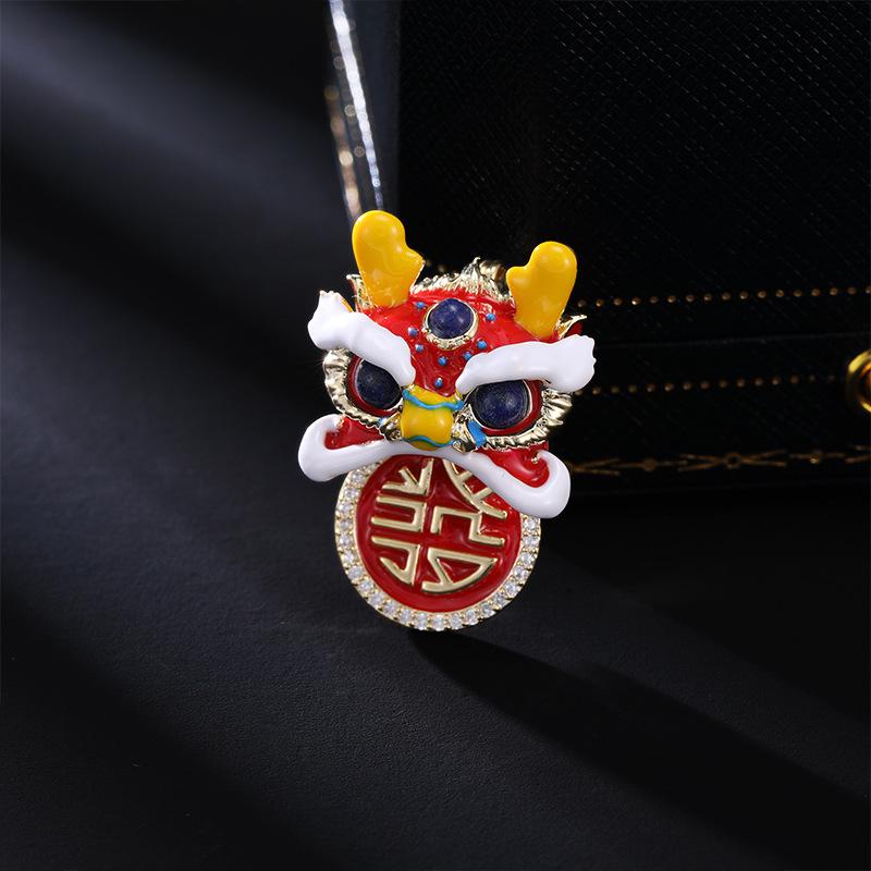 Elegant Chinese Lion Brooch: High-End Women's Festive Niche Design Accessory for New Year Celebrations