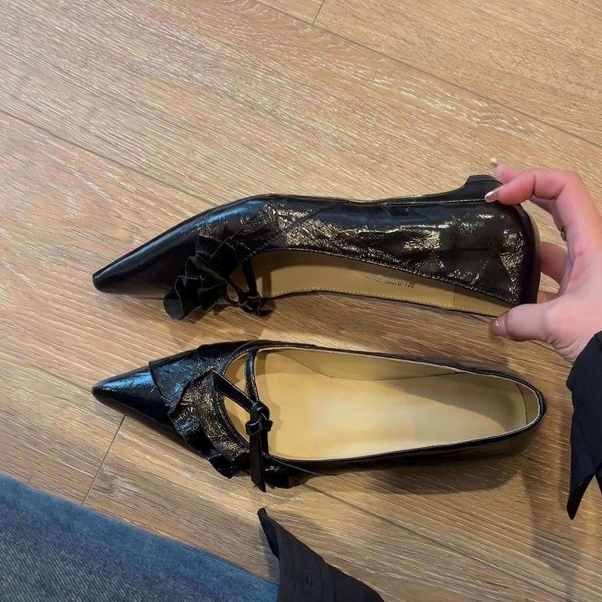 

Sheepskin version~ pointed temperament retro word with low heel single shoes women s shallow mouth commuting French gentle Mary Jane shoes 34 чёрный