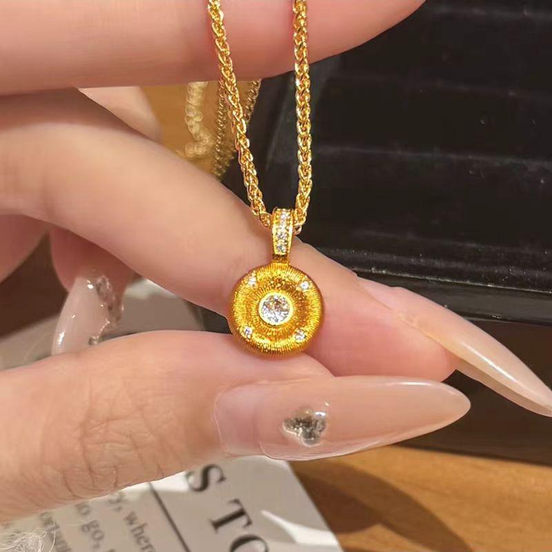 

Pre-Loved Heart Pendant Necklace - Light Luxury Clavicle Chain with Sweet Biscuit Charm for Women.
