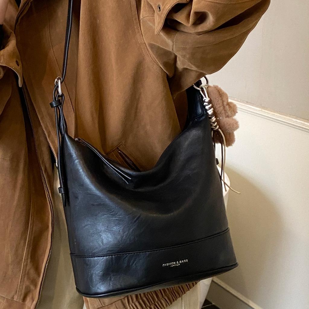 Retro temperament 2025 new daily commuting versatile shoulder messenger tote bag soft leather casual binaural bucket bag