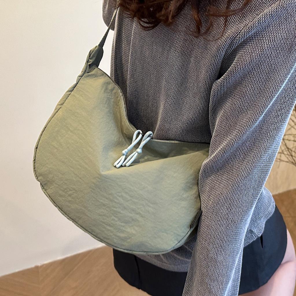Simple literary dumpling bag women 2025 new niche casual shoulder bag light bag solid color fashion messenger bag