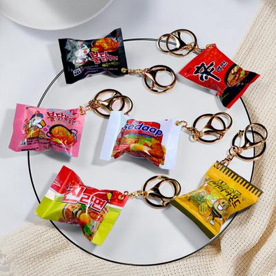 Simulation Instant-Nudeln Schlüsselanhänger auf dem Telefon Mini Snacks Anhänger Tasche Anhänger Auto Schlüsselanhänger Geschenke für das Jahr
