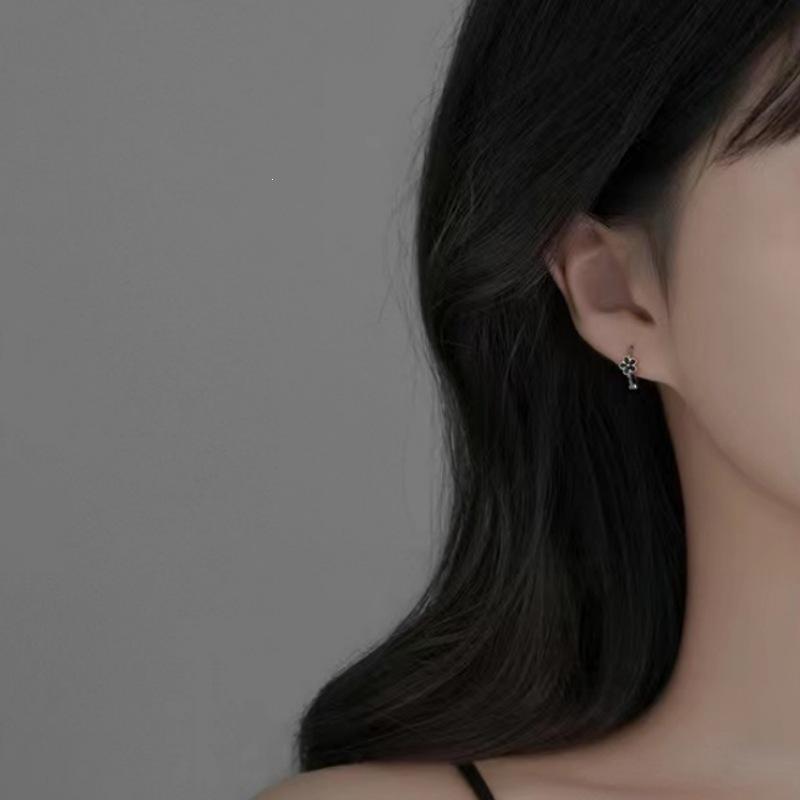 S925 Silver Needle Small Flower Petal Stud Earrings for Women, Fresh & Cute Design, Light Luxury Resin Drop, Elegant and Timeless.