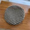 Schicke und trendige Damen-Barettmütze Japanisches minimalistisches Design Lässiges Karomuster Schwarz-Weiß-Farben