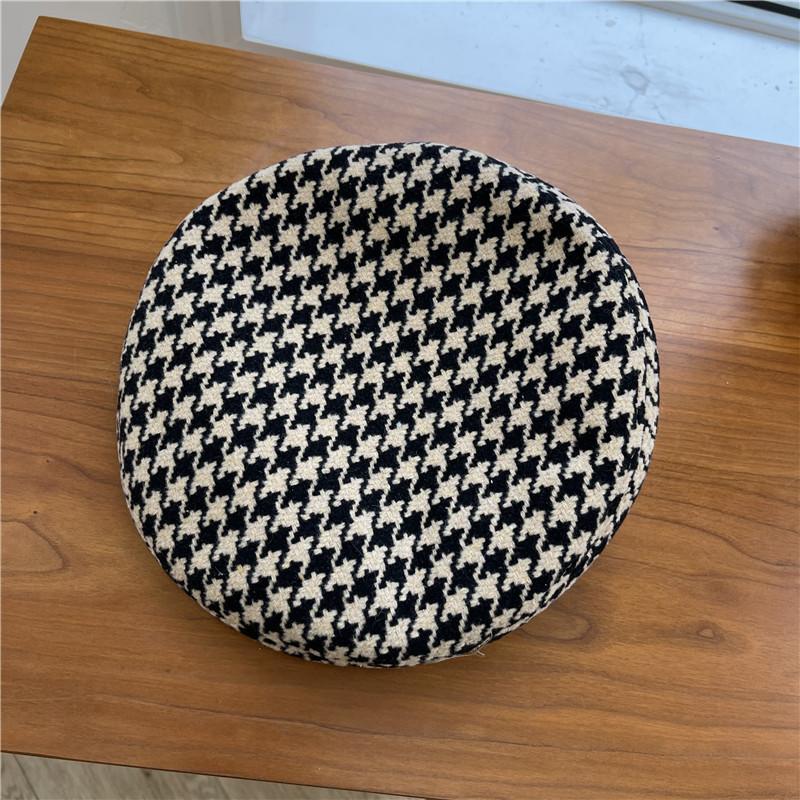 Schicke und trendige Damen-Barettmütze Japanisches minimalistisches Design Lässiges Karomuster Schwarz-Weiß-Farben
