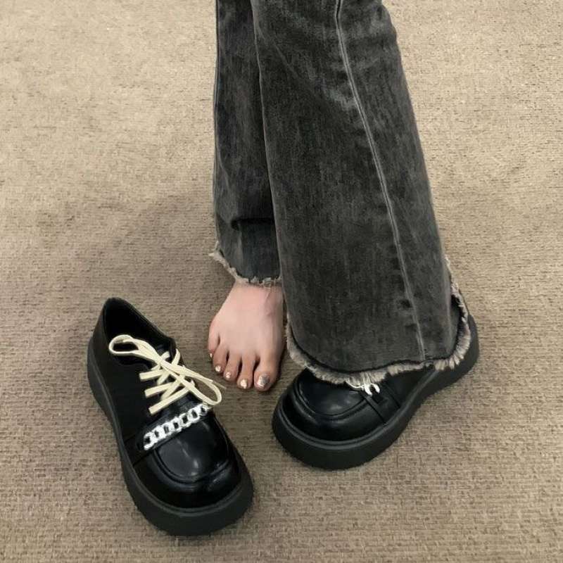 

Женские одинарные туфли в британском стиле, весна 2025, новые универсальные студенческие черные ретро туфли на платформе-маффине, повседневные маленькие кожаные туфли 55