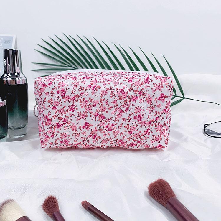Quilted Floral Makeup Bag: Large-Capacity, Portable Cotton Handbag for Toiletries