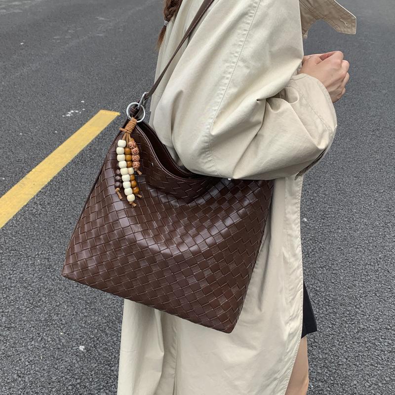 Retro Woven Bag Bag Women's New Trendy Fashion Bucket Bag Simple Large Capacity Shoulder Armpit Bag