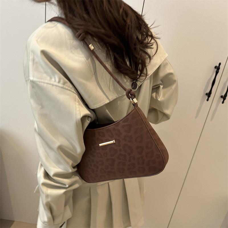 Pu Leather Shoulder Bag With Splicing And Zipper Closure For Daily Use