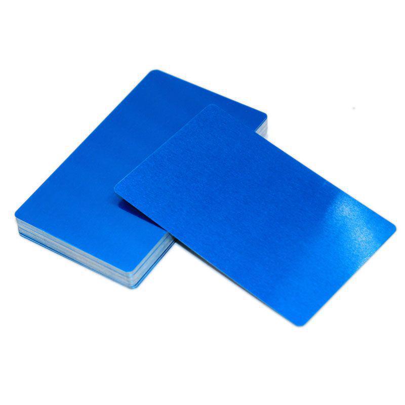 Lasergravurmaschine für Visitenkarten aus Aluminiummetall in Blau, Schwarz, Gold und Rot