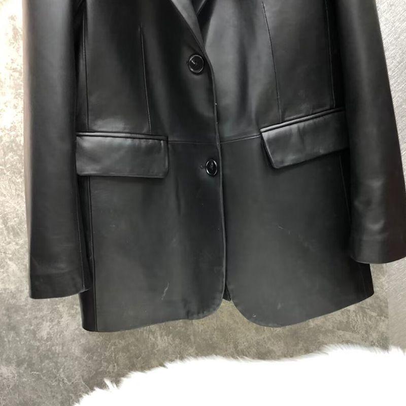 Schicker und anspruchsvoller Anzugblazer aus Kunstleder, hochwertig und elegant, minimalistisches Design, mittellange Freizeitjacke