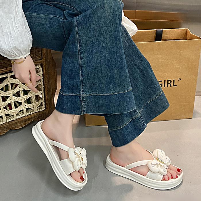 Cool slippers are versatile for summer, with thick soles that increase height. They can be worn on the beach in a straight line