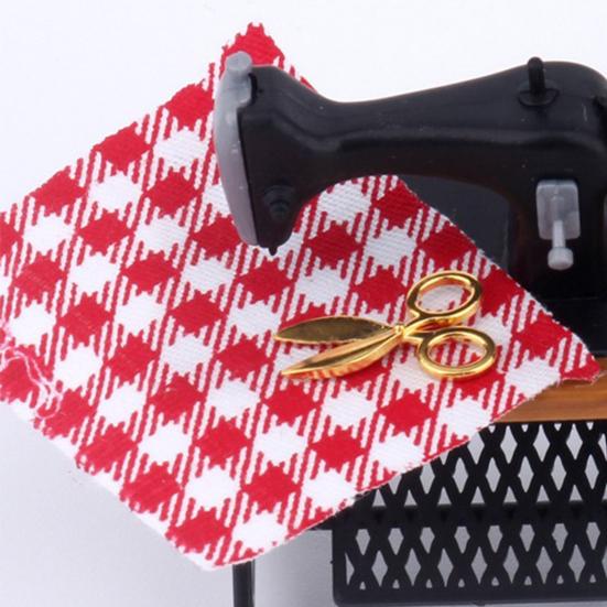 1:12 Miniatyr tre symaskinsett med trådsaks Tilbehør Dukkehusdekor Miniatyrmøbler Barneleker