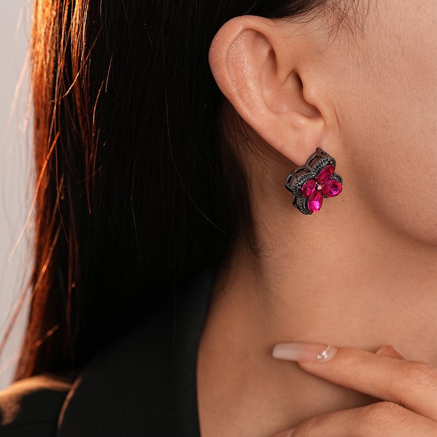 Retro Diamond-Inlaid Silver Four-Leaf Rhombus Stud Earrings - Elegant, Luxurious, High-End Design for Women