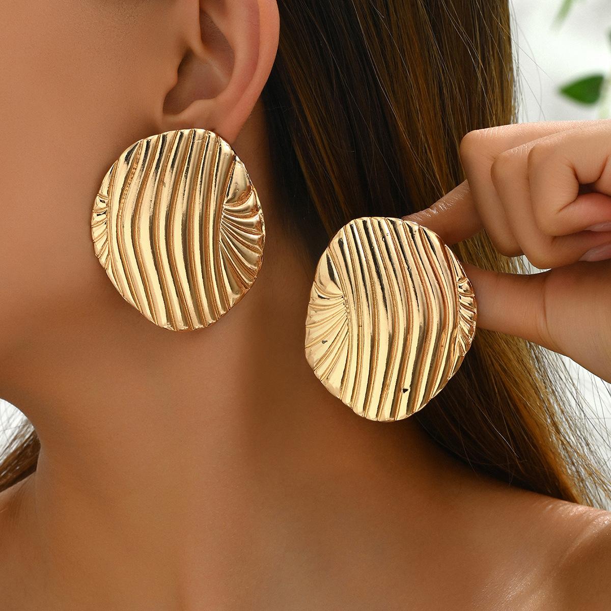 

Нишевые геометрические женские серьги в стиле легкой роскоши, персонализированный дизайн с плиссированными линиями, серьги-пусеты из сплава с гальваническим покрытием 18 карат