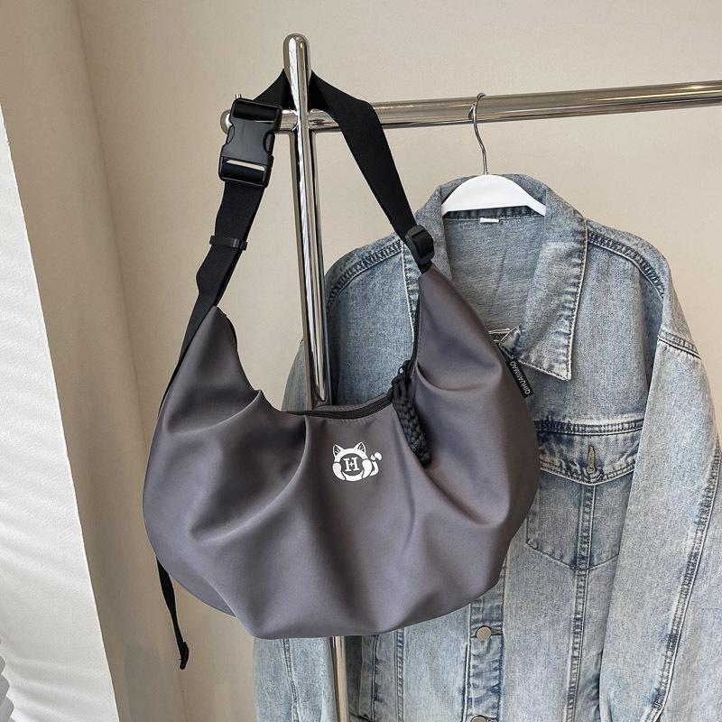 Dumpling bag female messenger bag large capacity commuter bag 2025 new bag single shoulder sports leisure backpack dumpling bag female