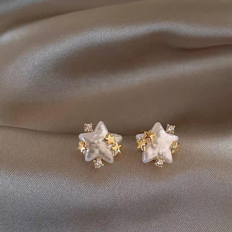 Elegant French Retro Floral Pearl Earrings - Geometric, Versatile, High-End Design for Women