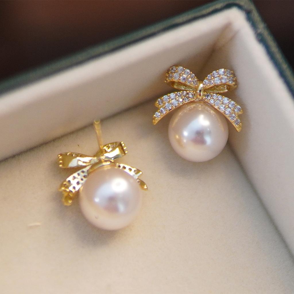 Light Luxury Niche Earrings, Japanese and Korean Exquisite and Sweet Pearl Stud Earrings, Fashionable Commuter Design Sense, Diamond-set Bow Earrings.