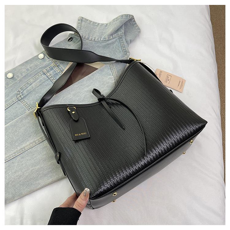 

Нишевый дизайн ретро плетеная сумка-тоут женская 2025 новая большая вместимость ленивый стиль на одно плечо кроссбоди чёрный