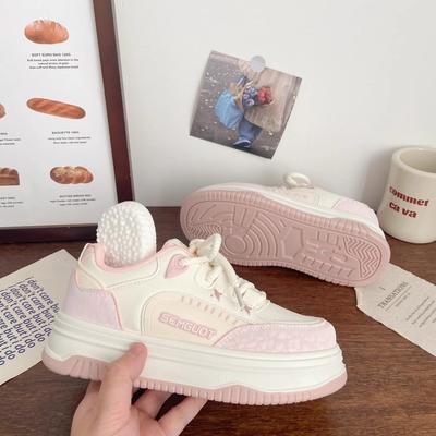 Scarpe bianche basse con suola spessa di alto valore per la primavera 2025 da donna, nuove chic di nicchia, versione coreana, scarpe da ginnastica traspiranti basse da studentessa