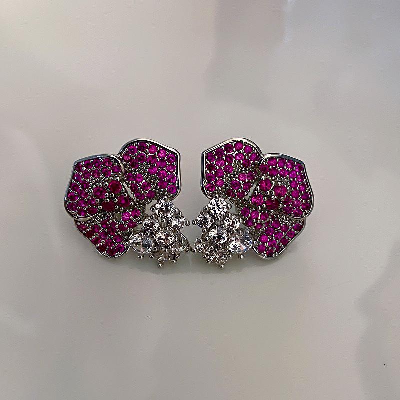 

Европейские и американские минималистичные серьги-розы: Роскошные трехмерные циркониевые пусеты