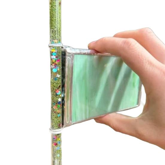 Ein Buntglas-Kaleidoskop Handgefertigtes 3-seitiges farbiges Aura-Scope-Kaleidoskop mit Glitzerstab für