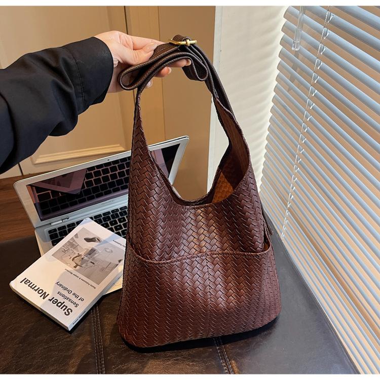 

Portable large bag women s 2025 new autumn and winter Korean retro tote bag simple large capacity shoulder armpit bag темно-коричневого