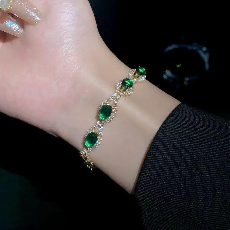 Elegant Zircon Bracelet for Women - Luxurious, Exquisite, Crystal Design Bangle with a Sophisticated Touch.