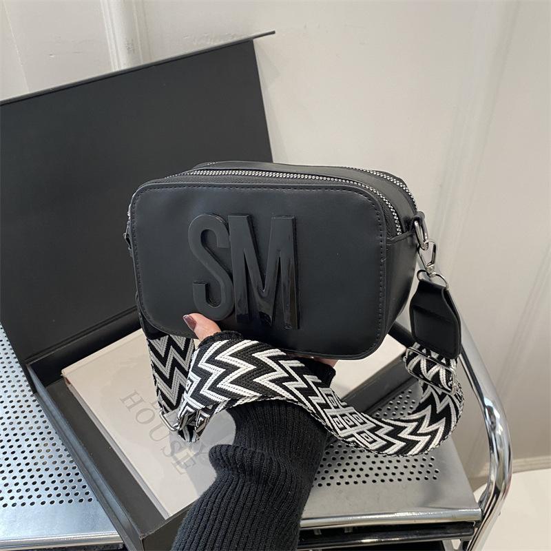 Geantă de damă la modă versatilă Geantă pătrată mică texturată Geantă de umăr casual Geantă crossbody de lux ușoară Curea de umăr lată Geantă de damă cu literă